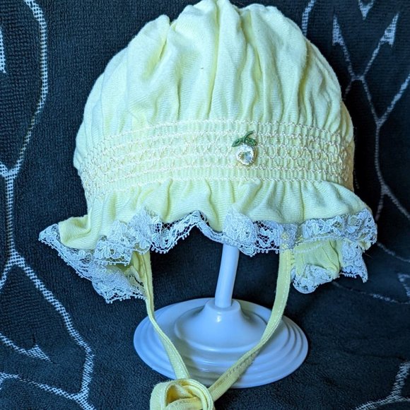 10% OFF   Vintage Smocked Baby Bonnet   c mid-1970s - Picture 1 of 5